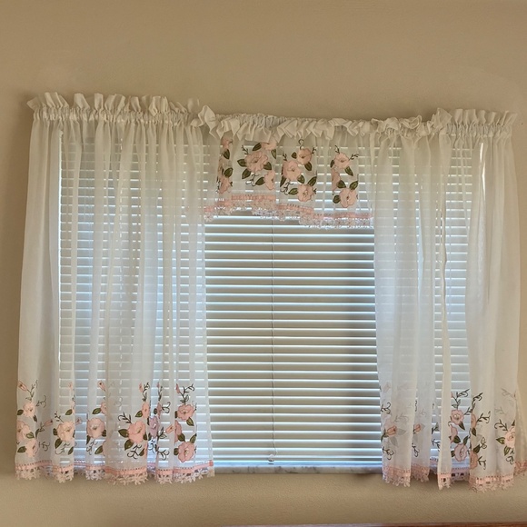 Vintage Curtains 8 Panels 3 Valences Ivory w/Peach and Green Flowers Poly EUC - Picture 2 of 10